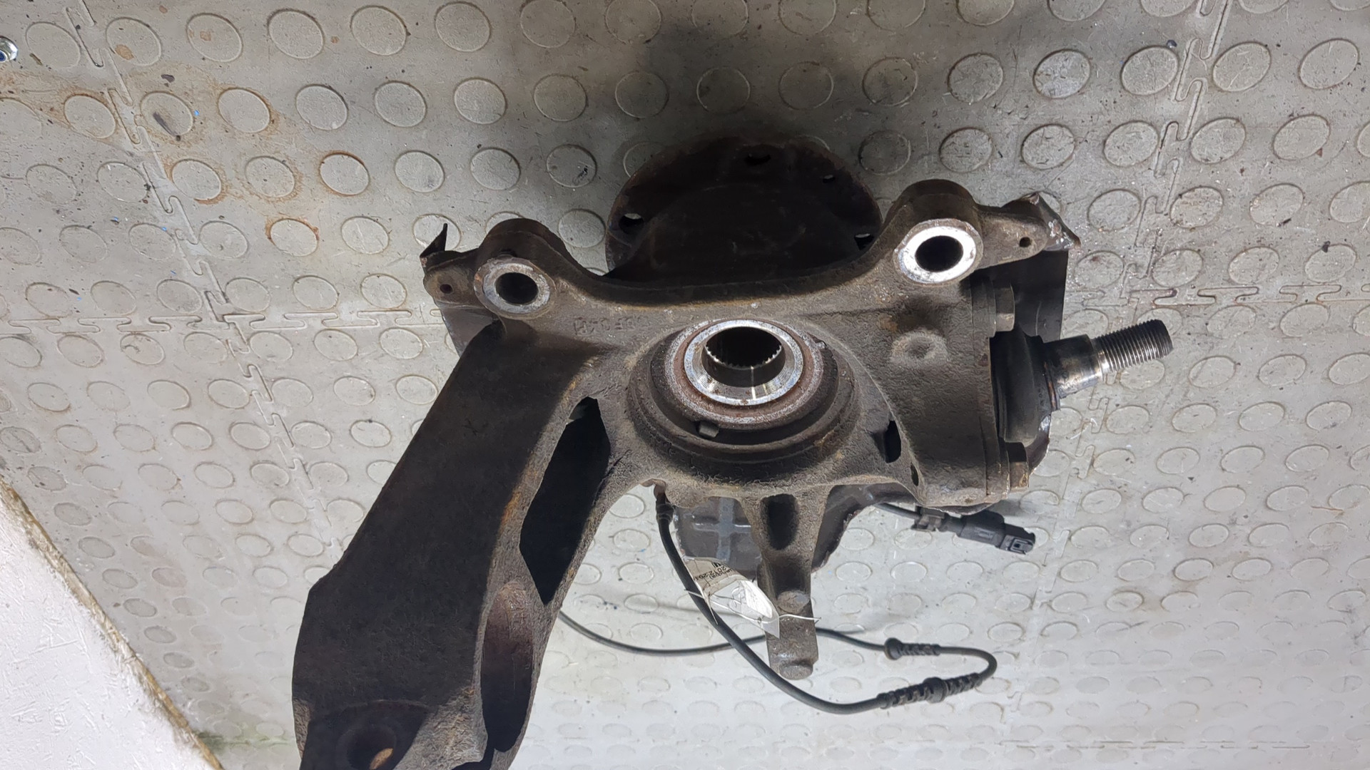 Кулак поворотный передний левый