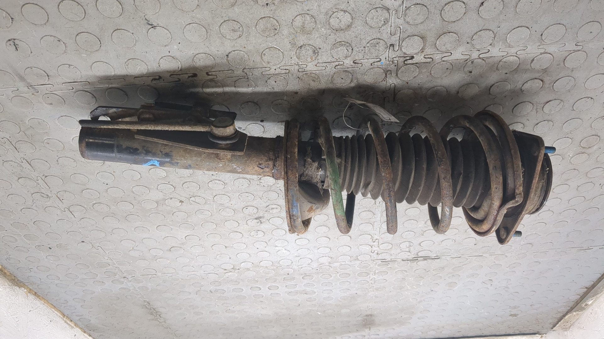 Амортизатор передний правый