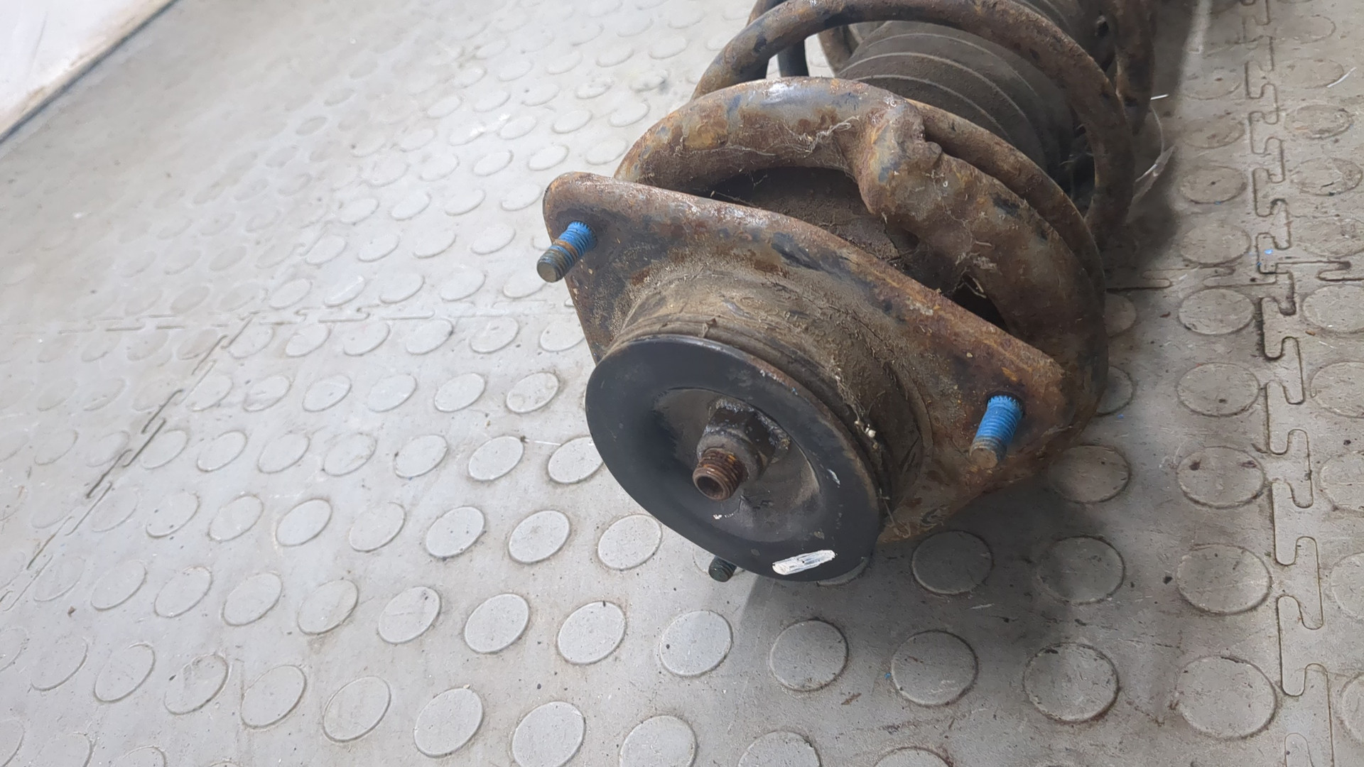 Амортизатор передний правый