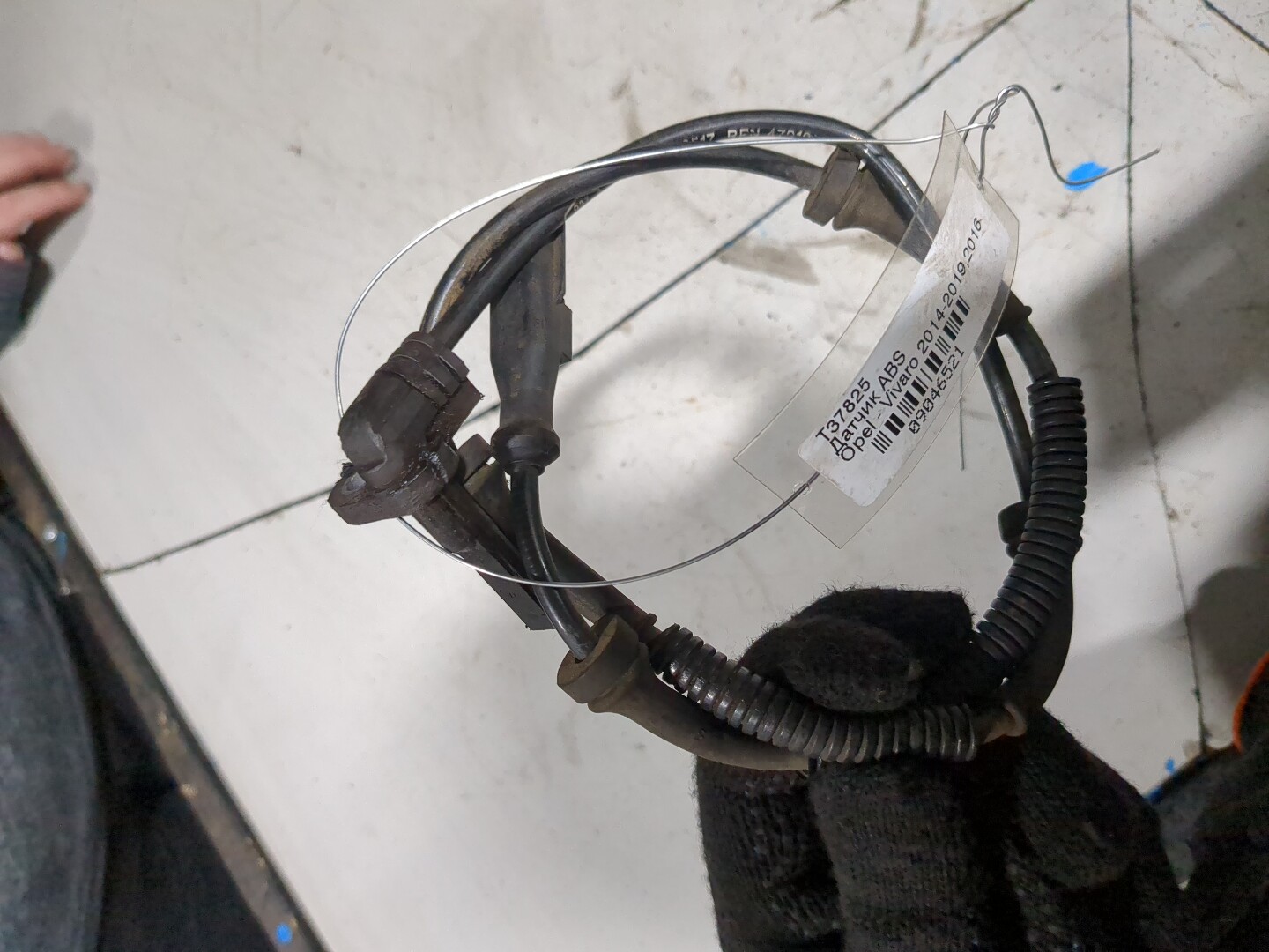 Датчик ABS передний