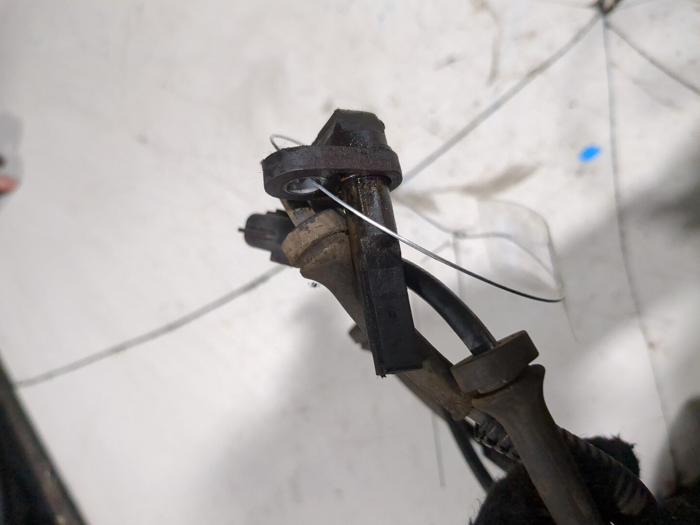 Датчик ABS передний