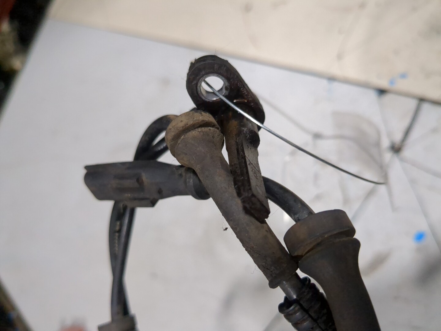 Датчик ABS передний