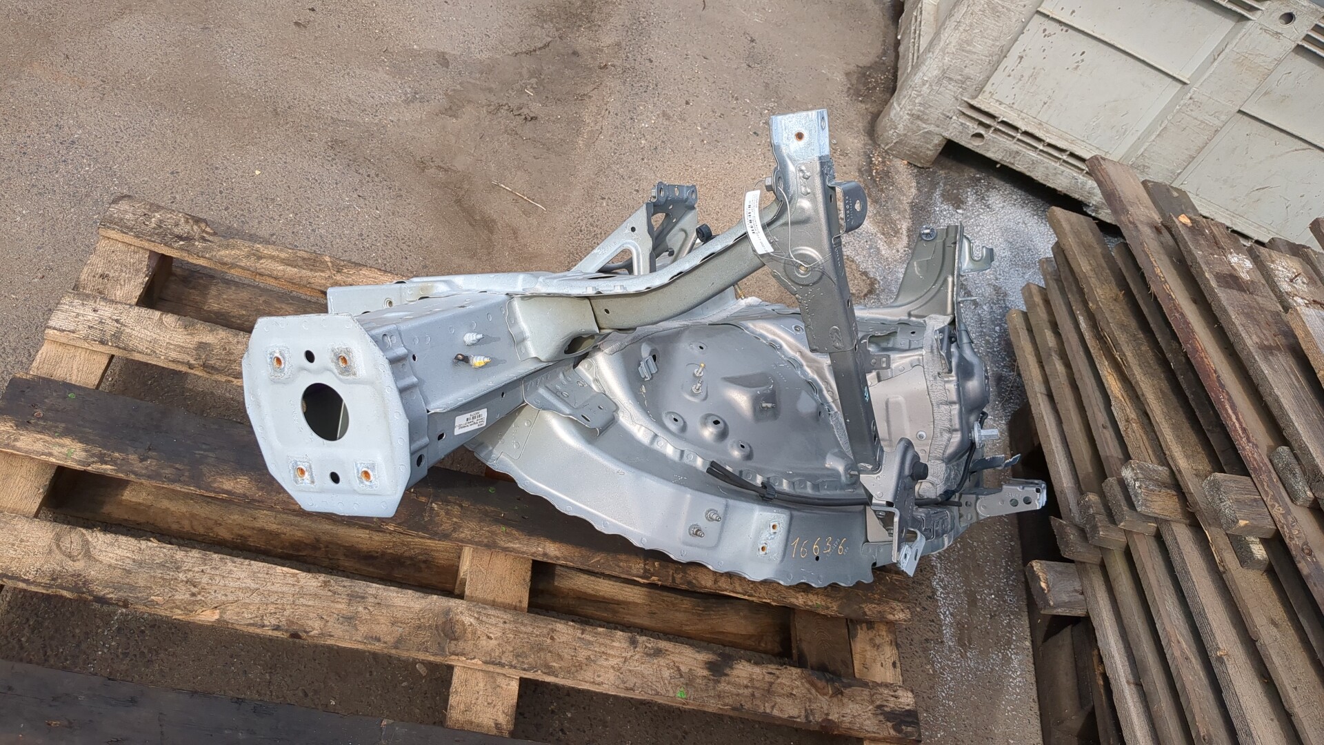 Лонжерон передний левый