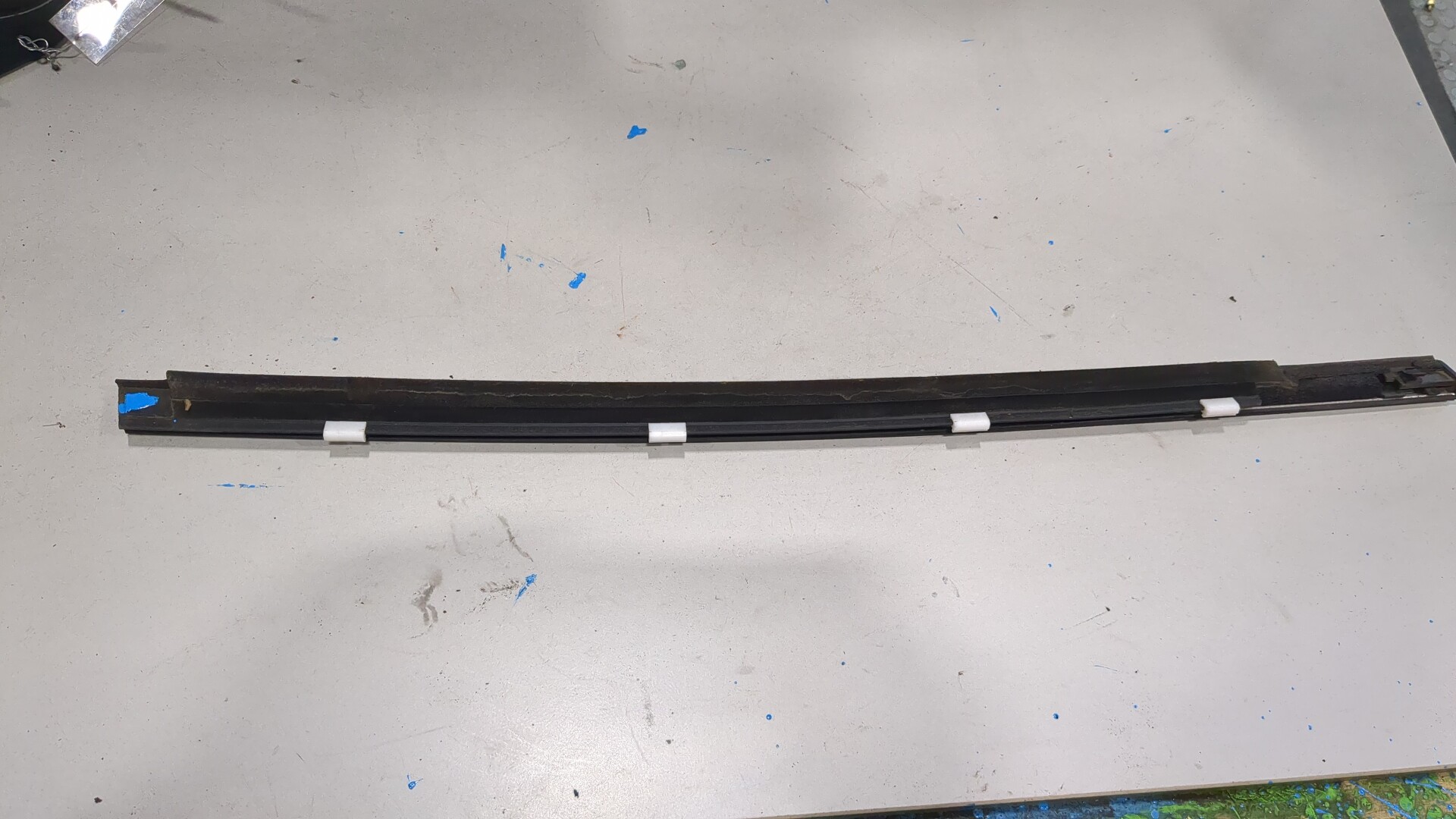 Накладка стекла заднего левого