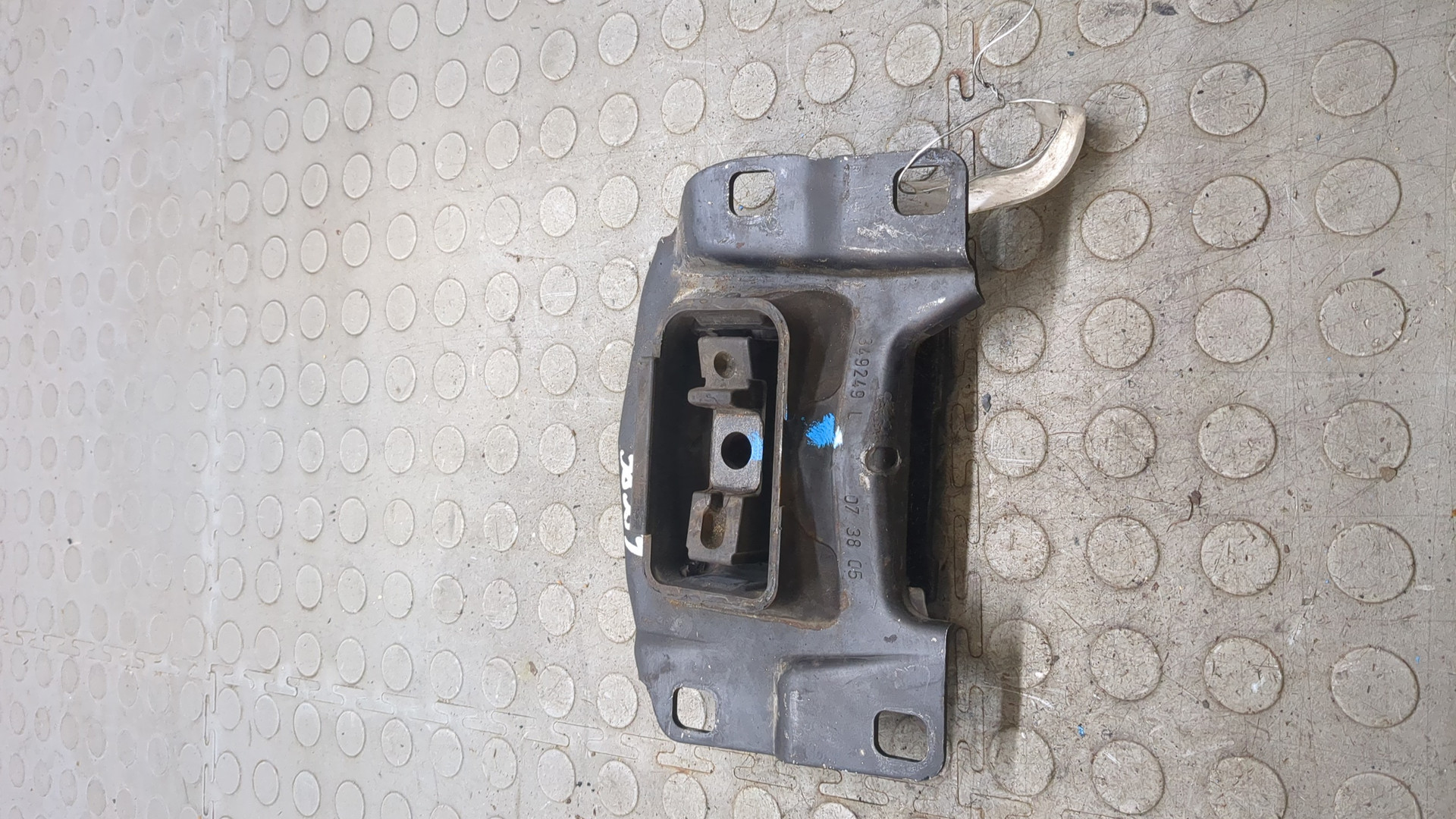 Опора КПП левая