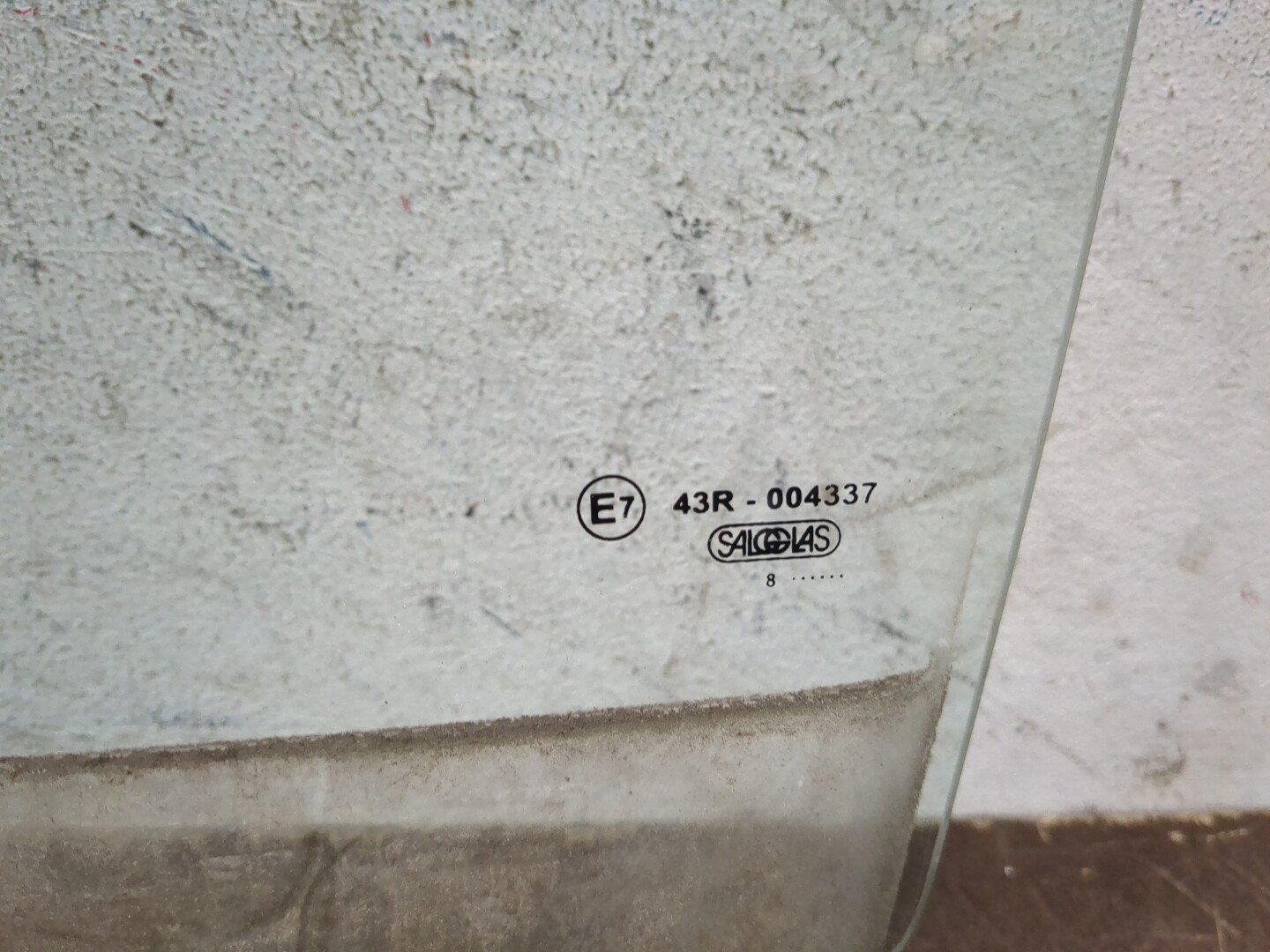 Стекло двери задней левой