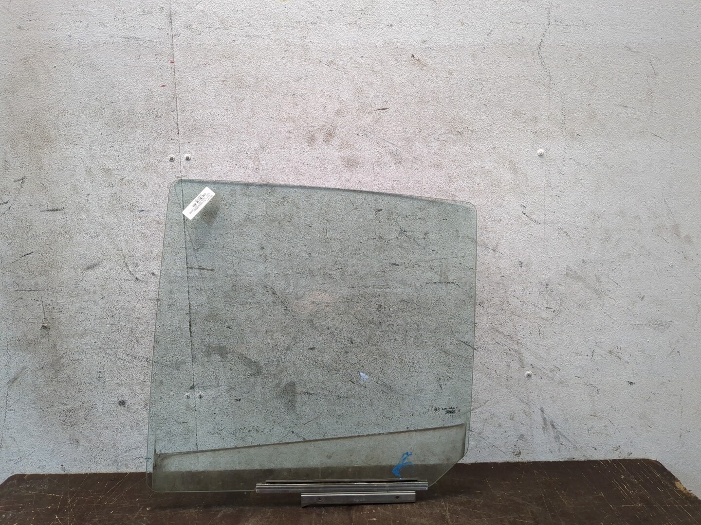 Стекло двери задней левой