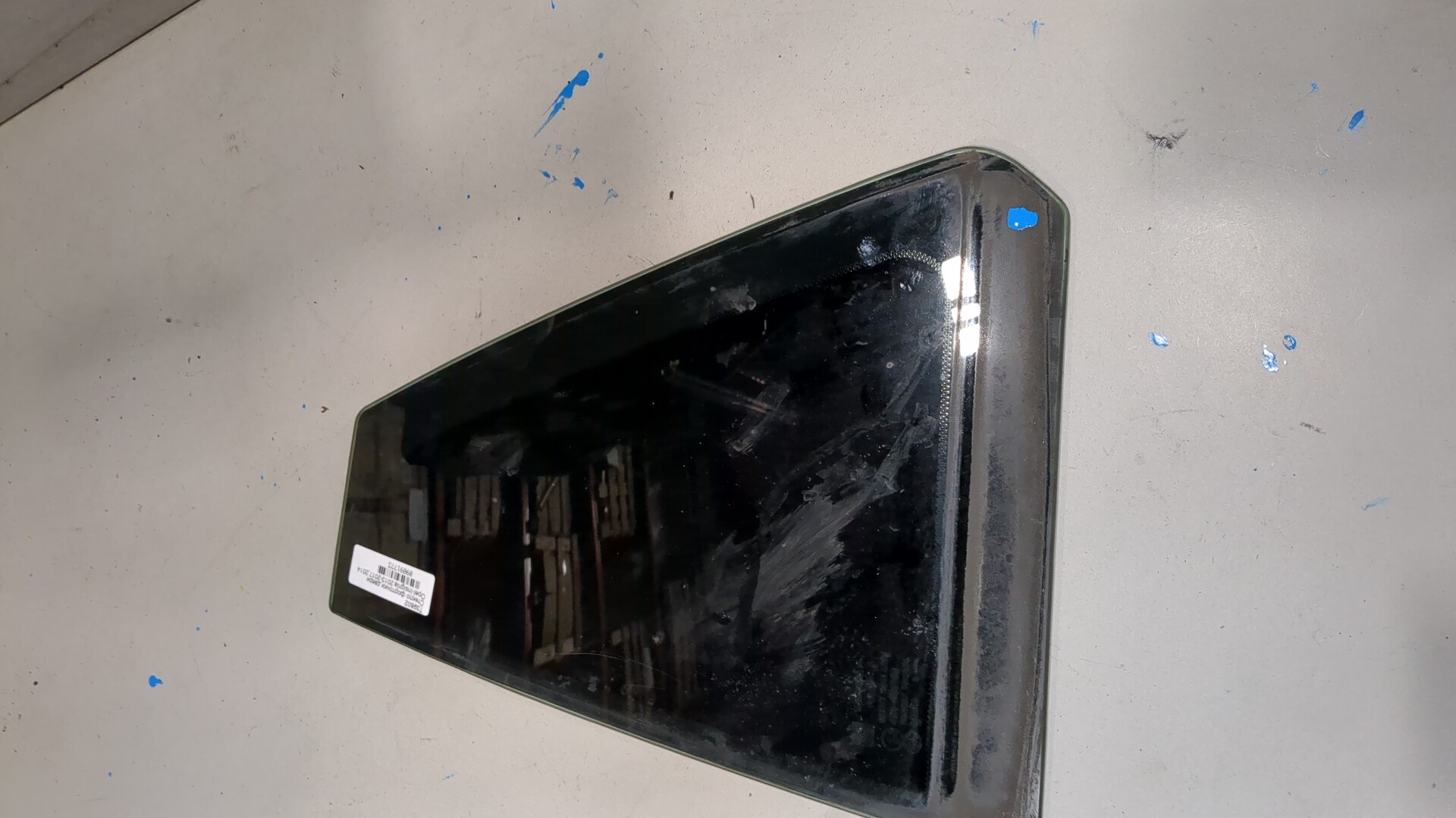 Стекло двери задней левой (форточка)