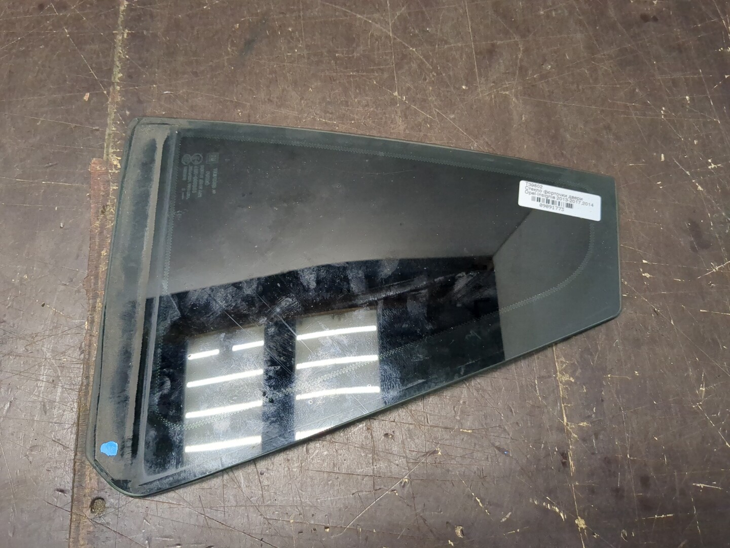 Стекло двери задней левой (форточка)