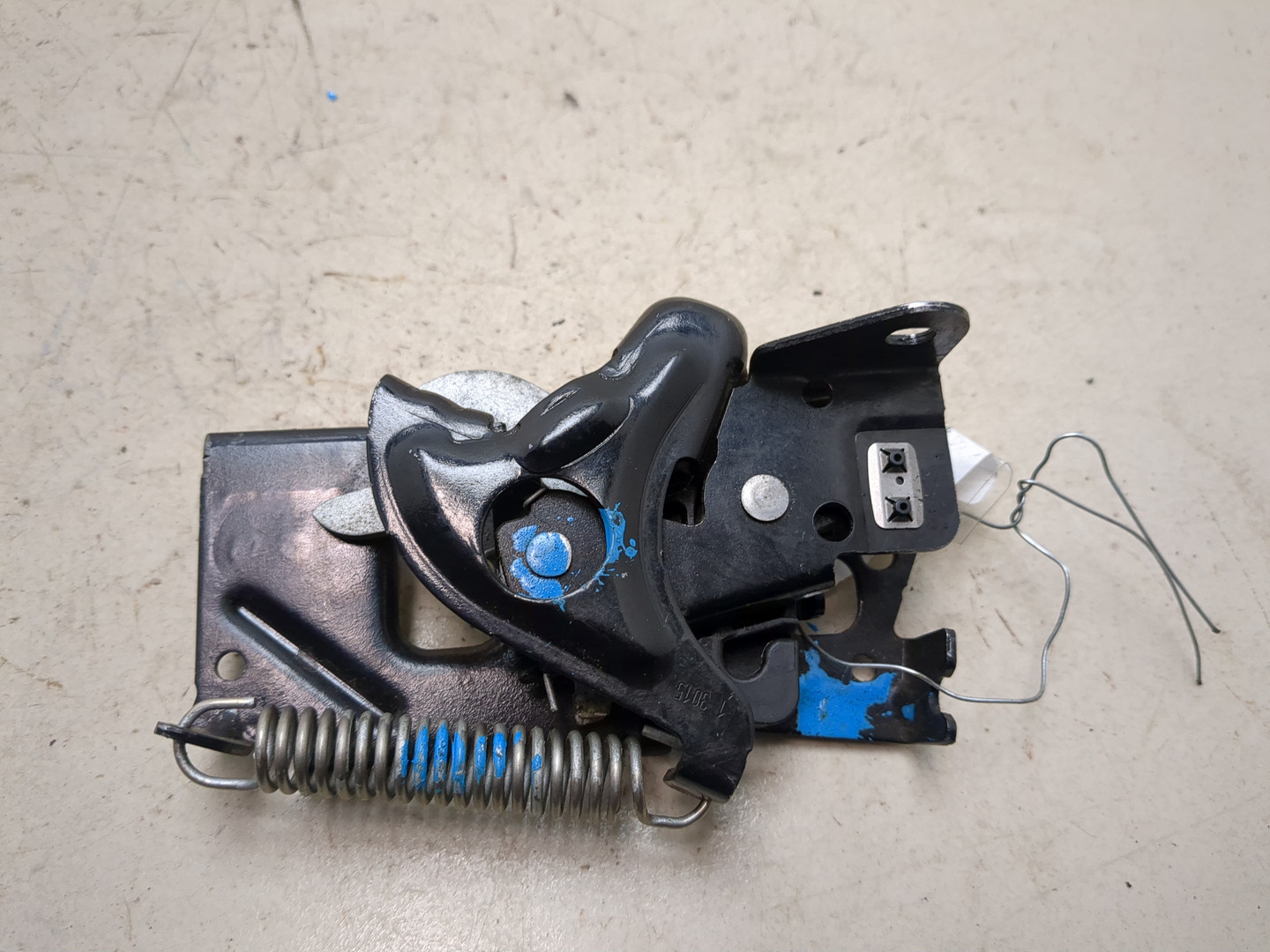 Замок капота