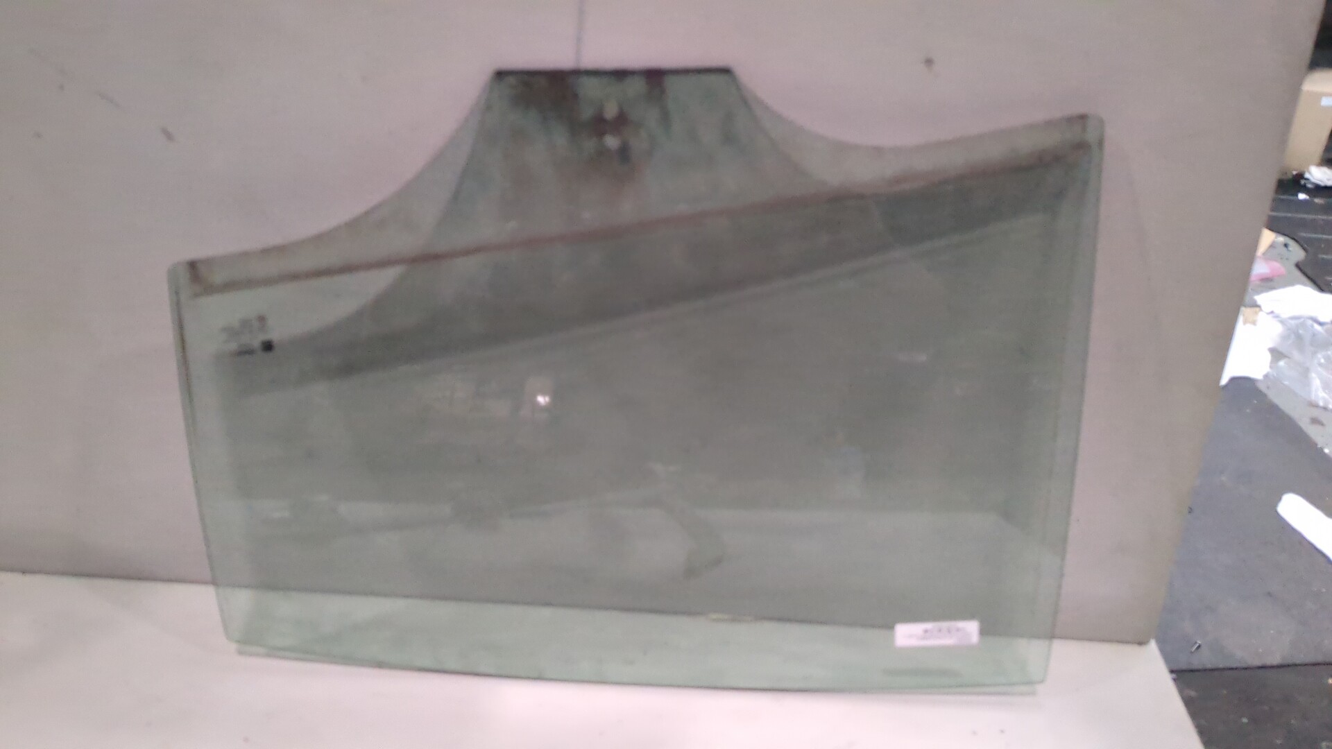 Стекло двери задней левой