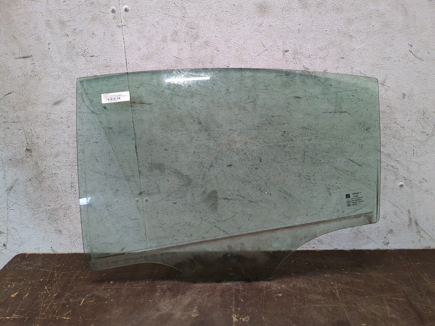 Стекло двери задней левой