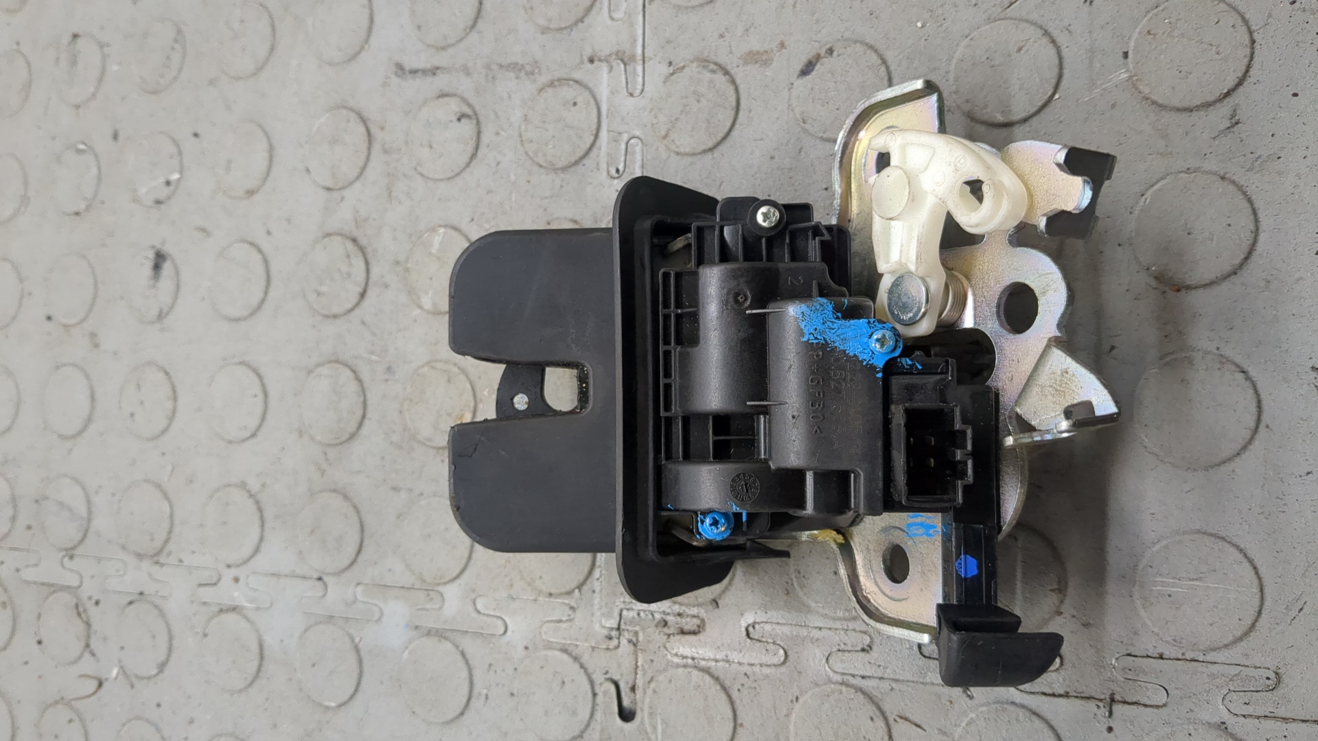 Замок багажника