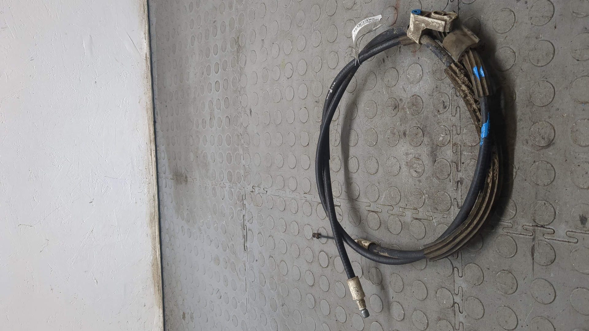 Трос стояночного тормоза