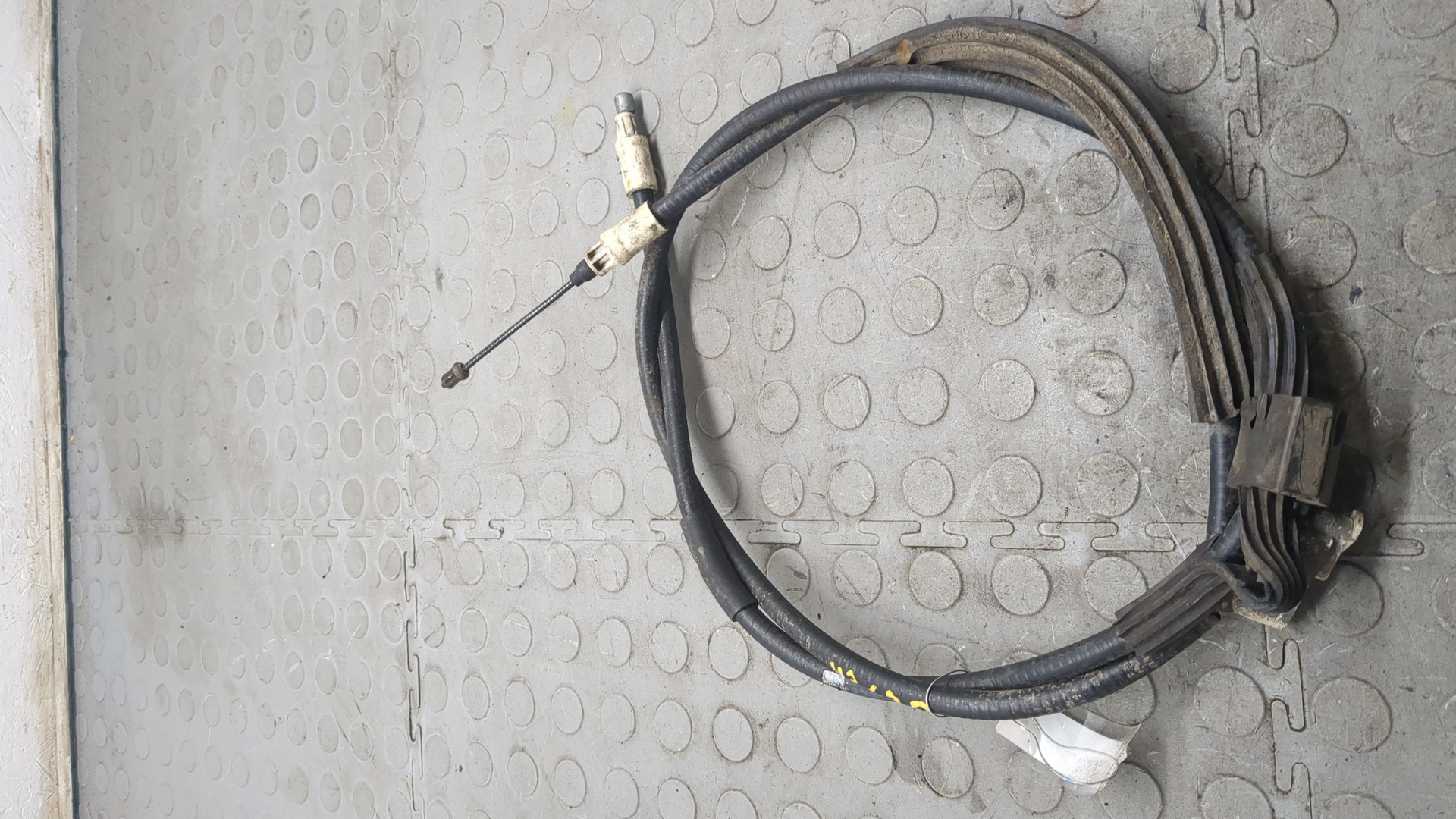 Трос стояночного тормоза