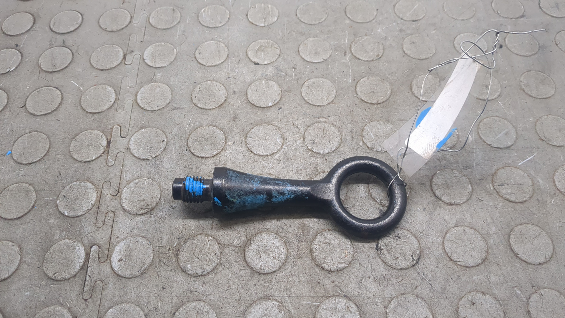 Крюк буксировочный