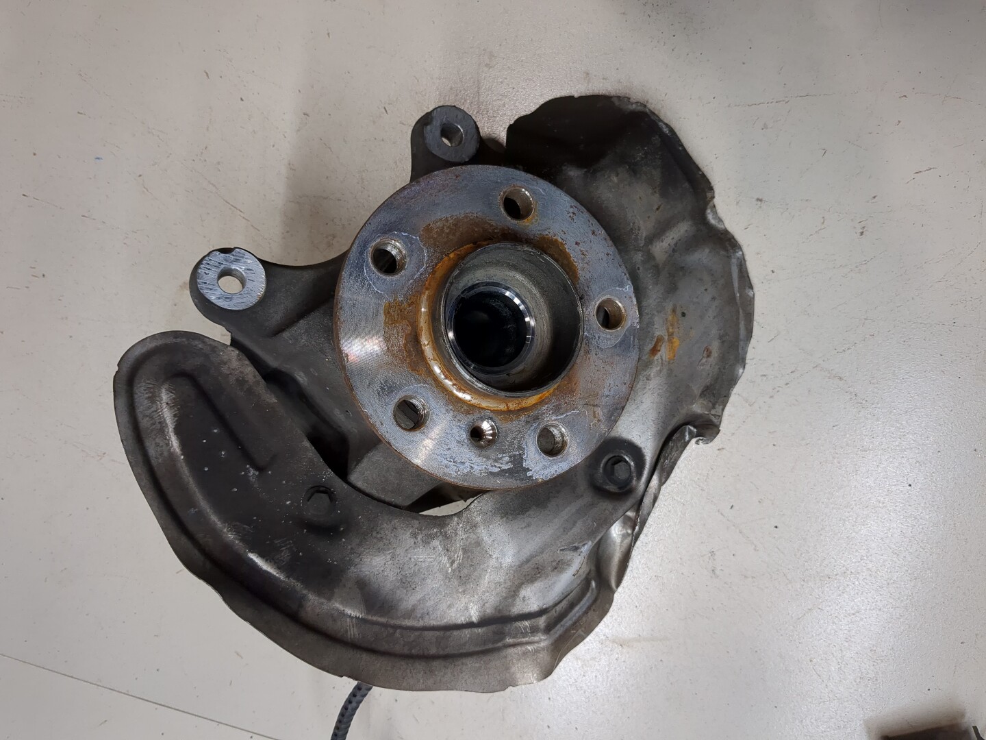 Кулак поворотный передний правый