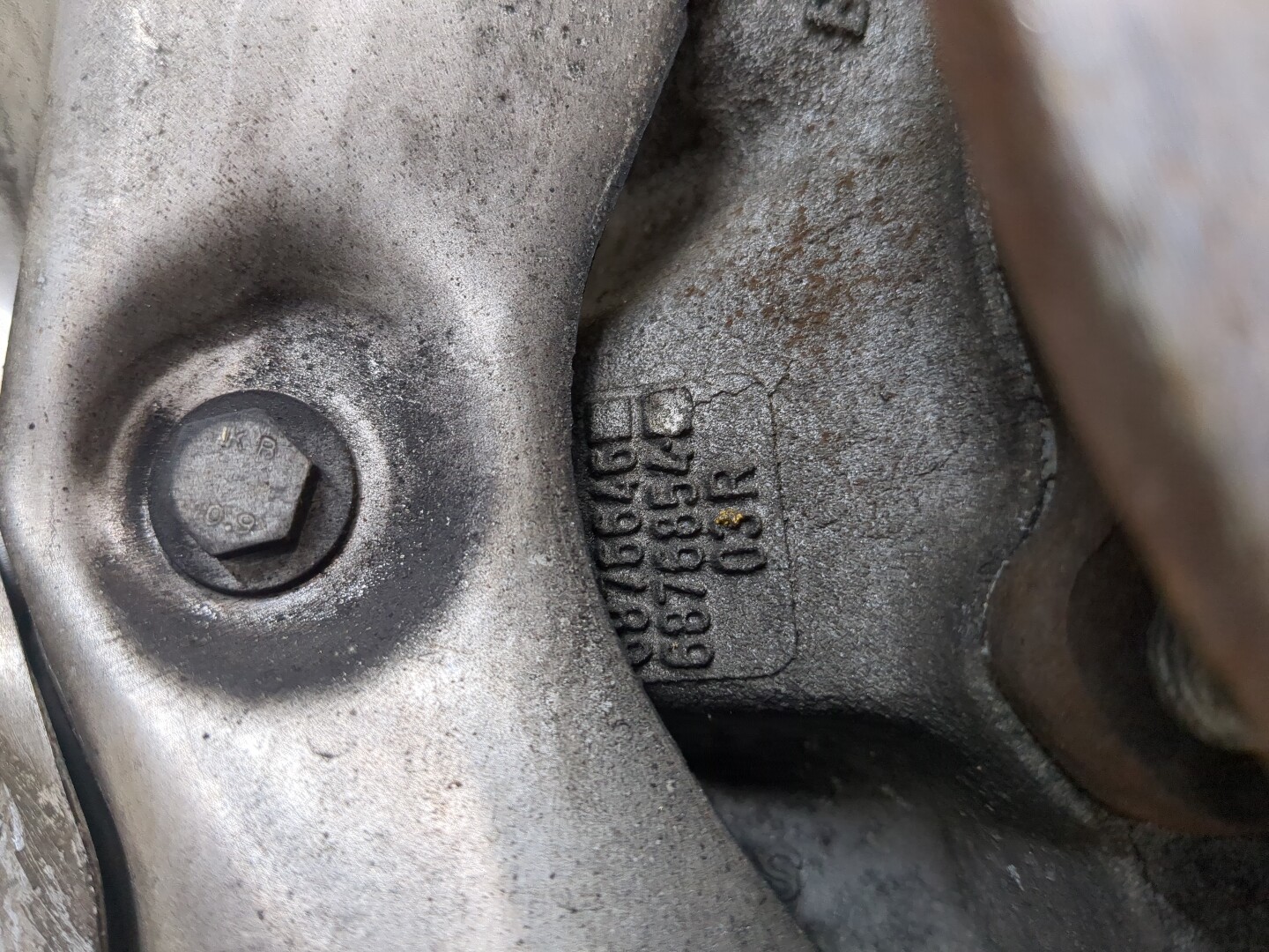 Кулак поворотный передний правый