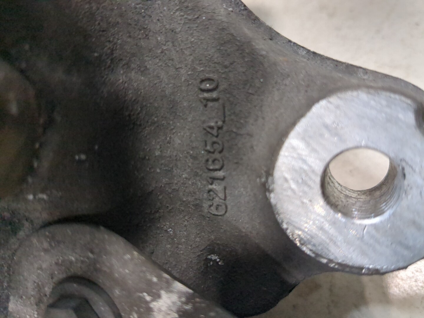 Кулак поворотный передний правый