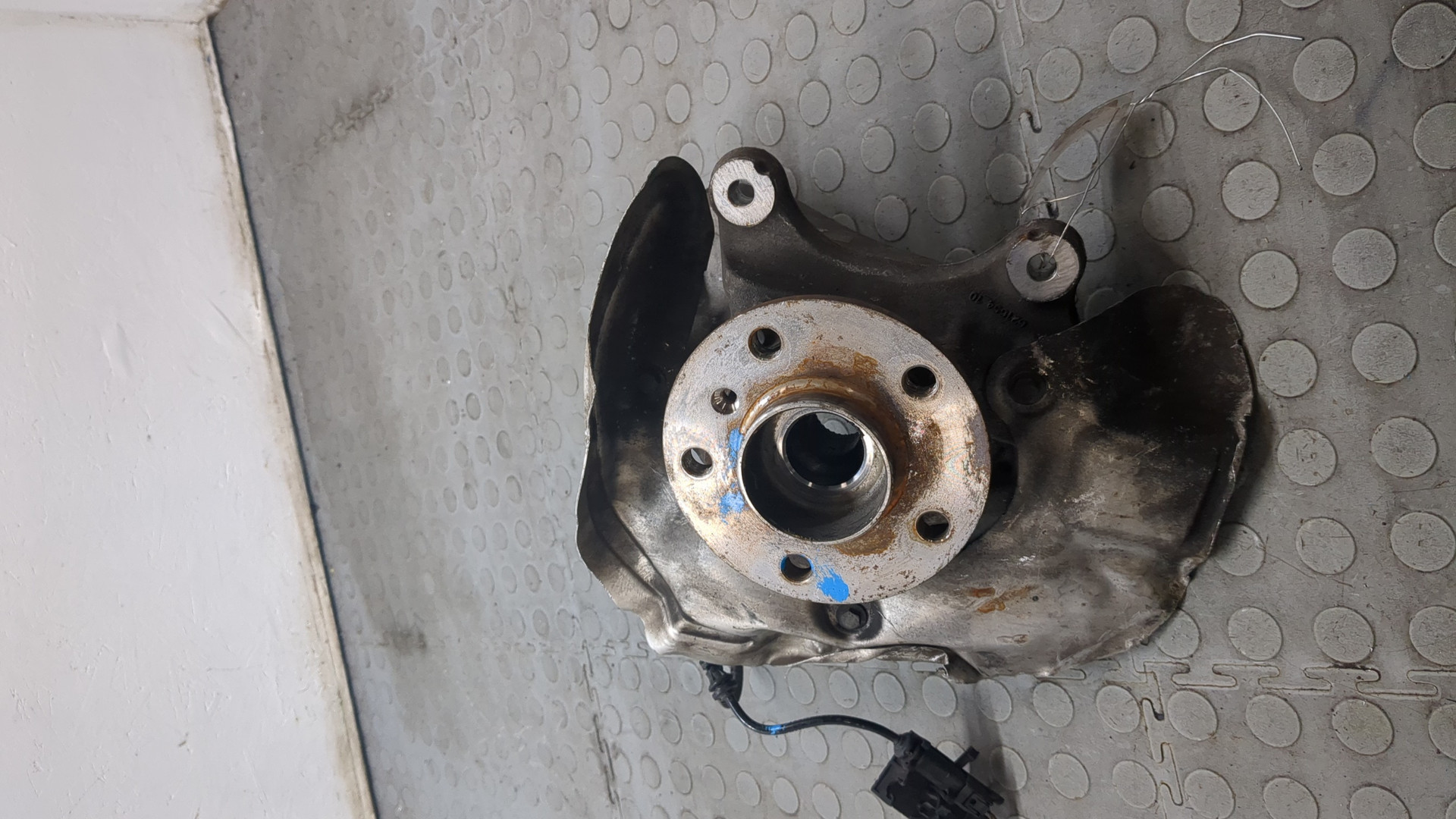 Кулак поворотный передний правый