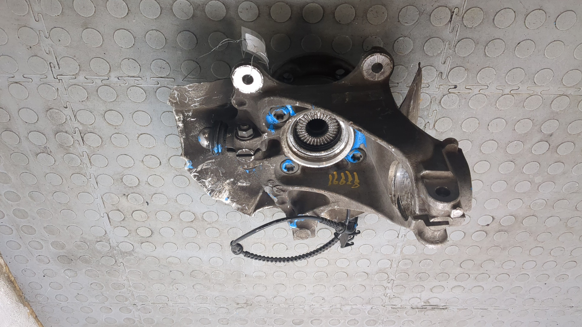 Кулак поворотный передний правый