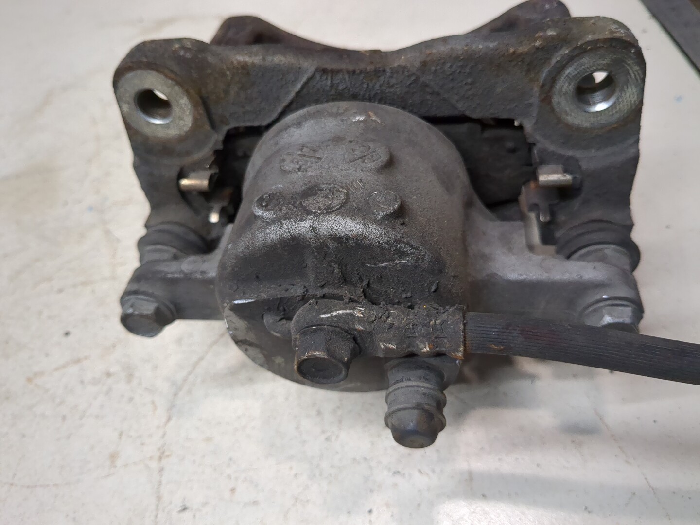 Суппорт передний левый