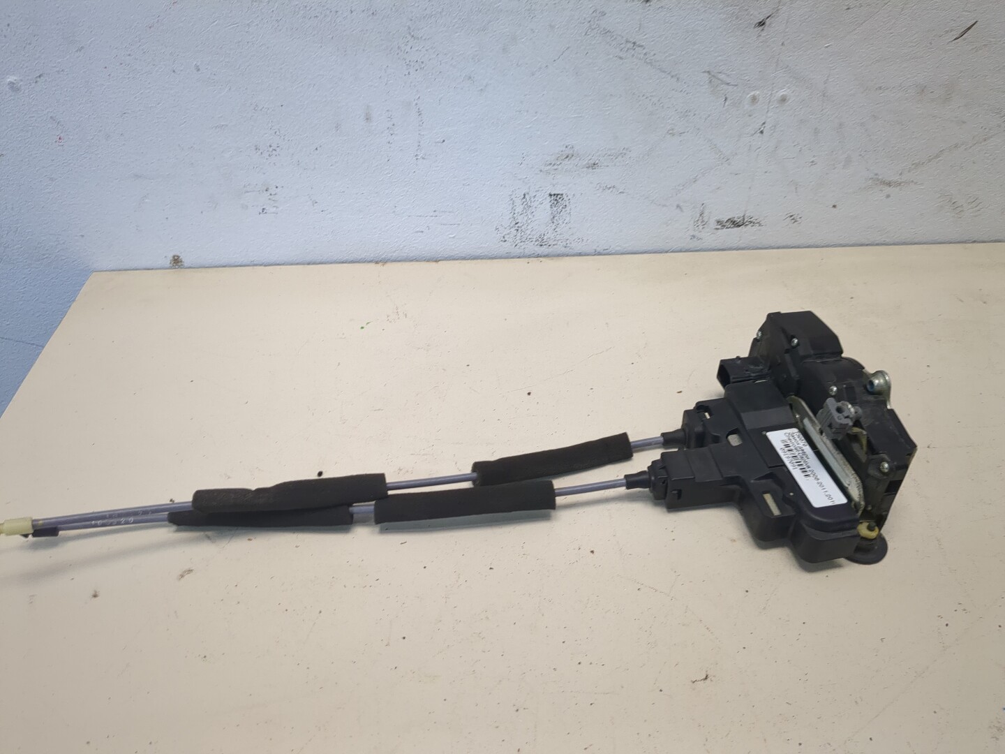 Замок двери задней левой