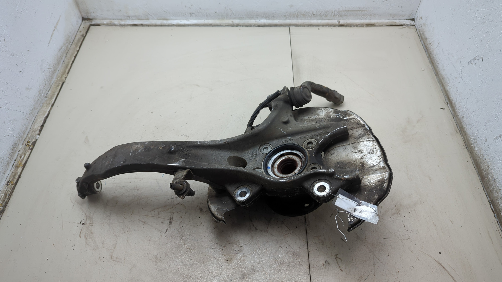 Кулак поворотный передний правый