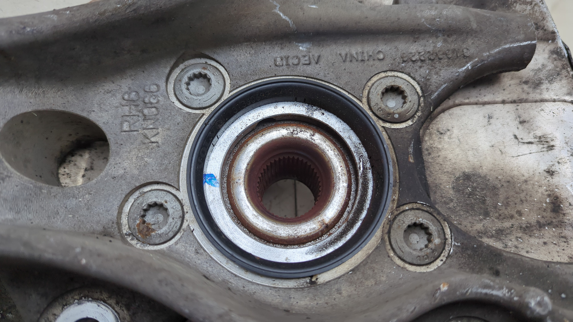 Кулак поворотный передний правый