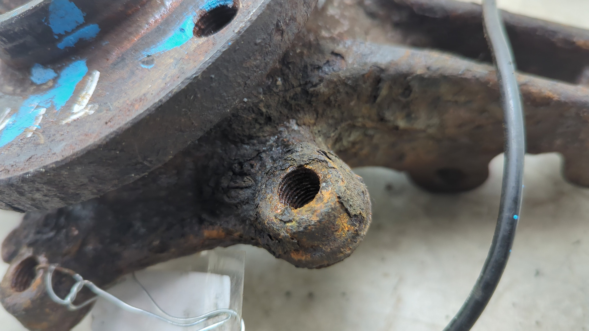 Кулак поворотный передний правый