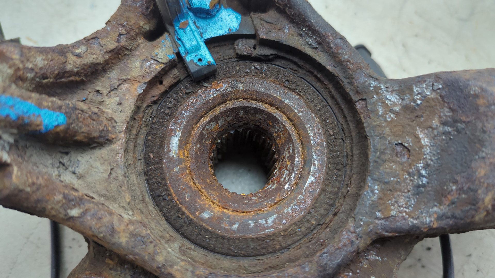 Кулак поворотный передний правый