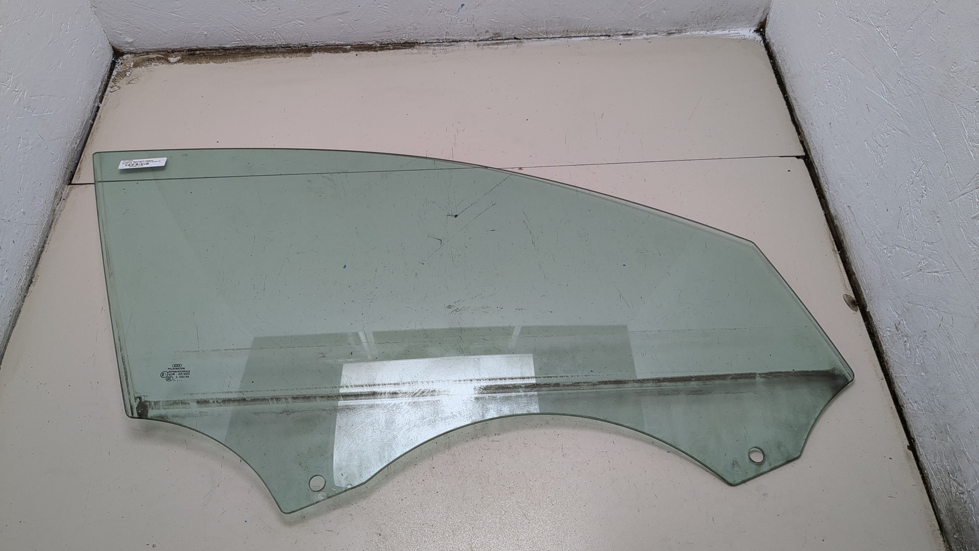 Стекло двери передней правой