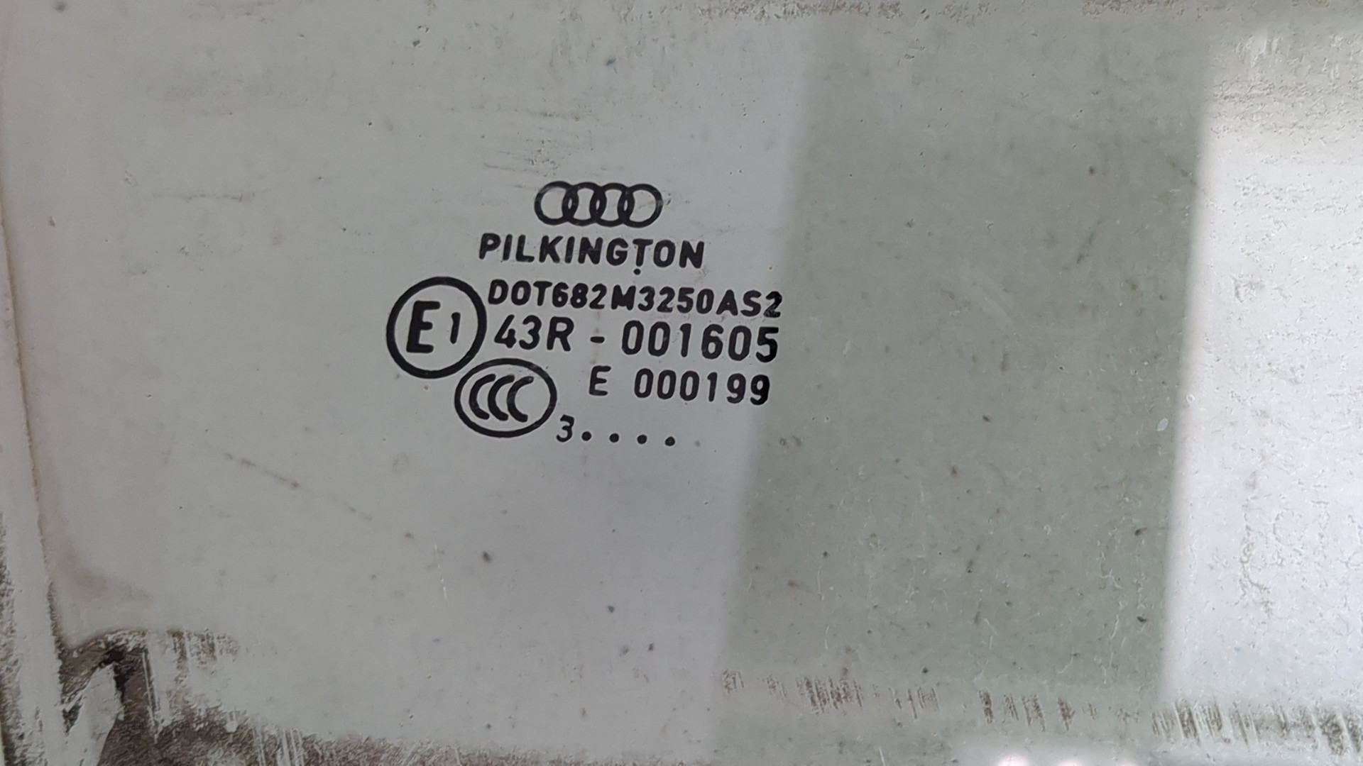 Стекло двери передней правой