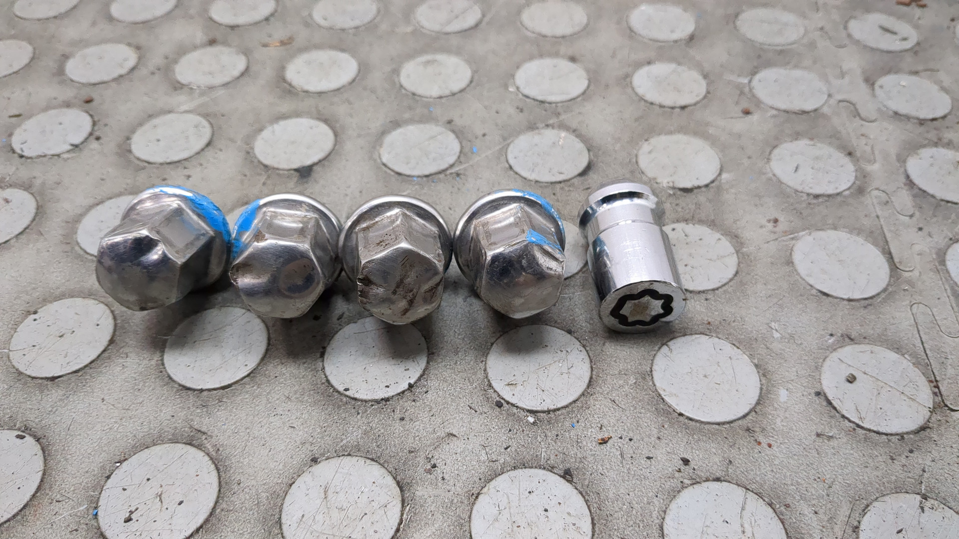 Гайка колеса