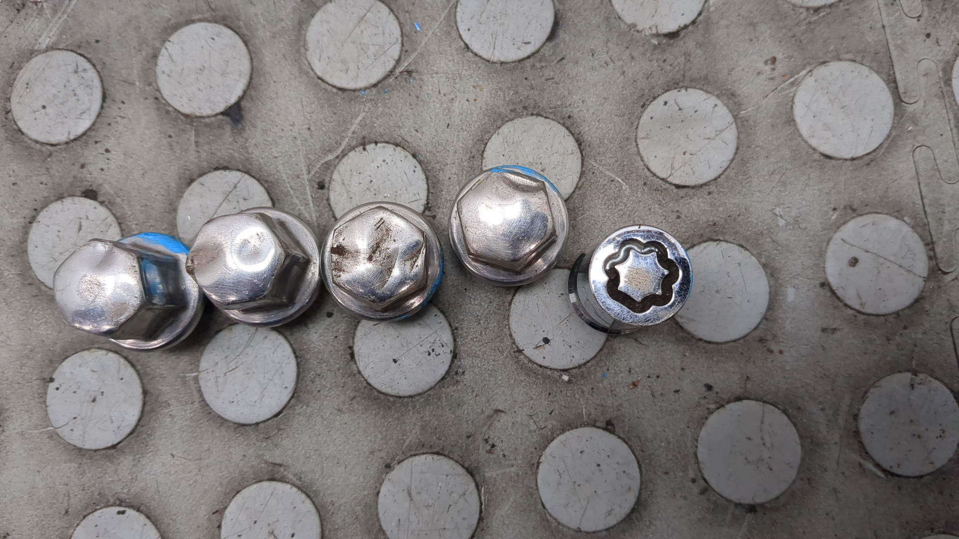 Гайка колеса