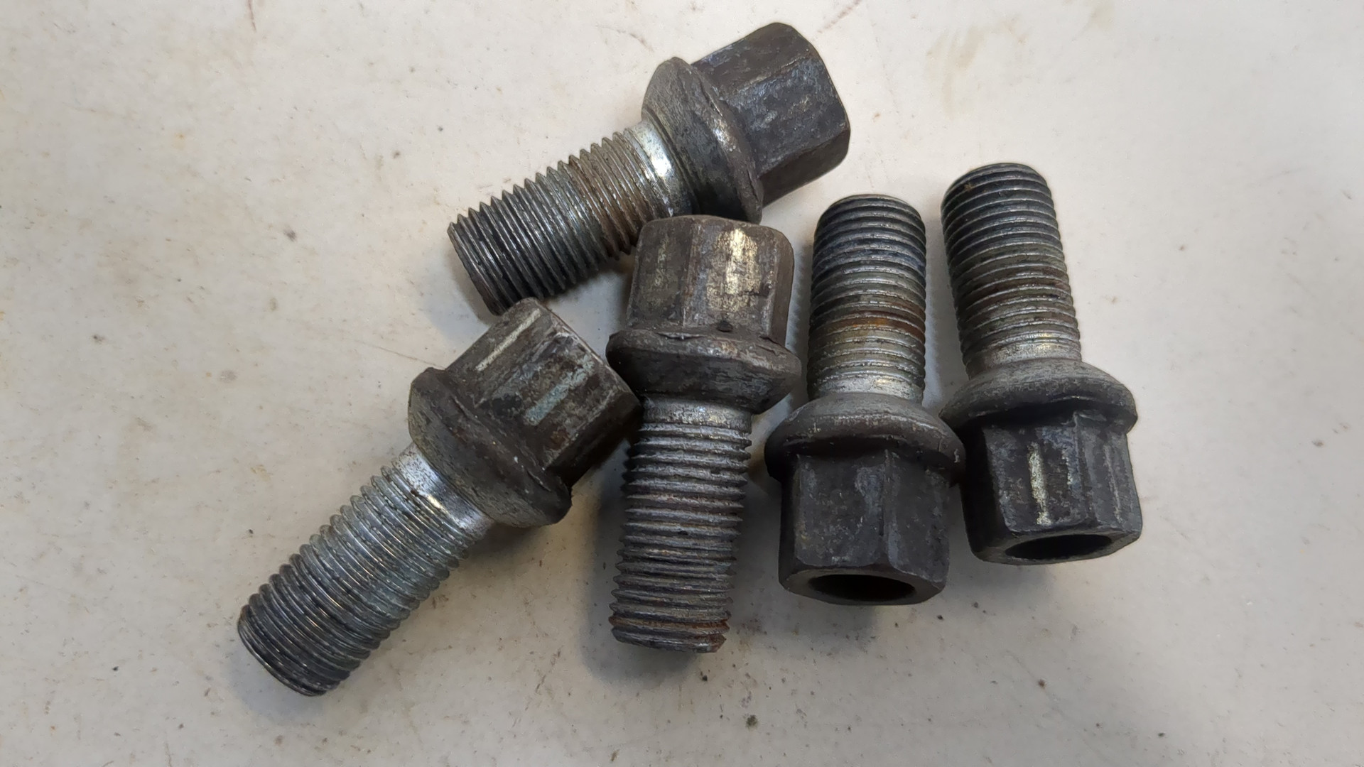 Болт колесный