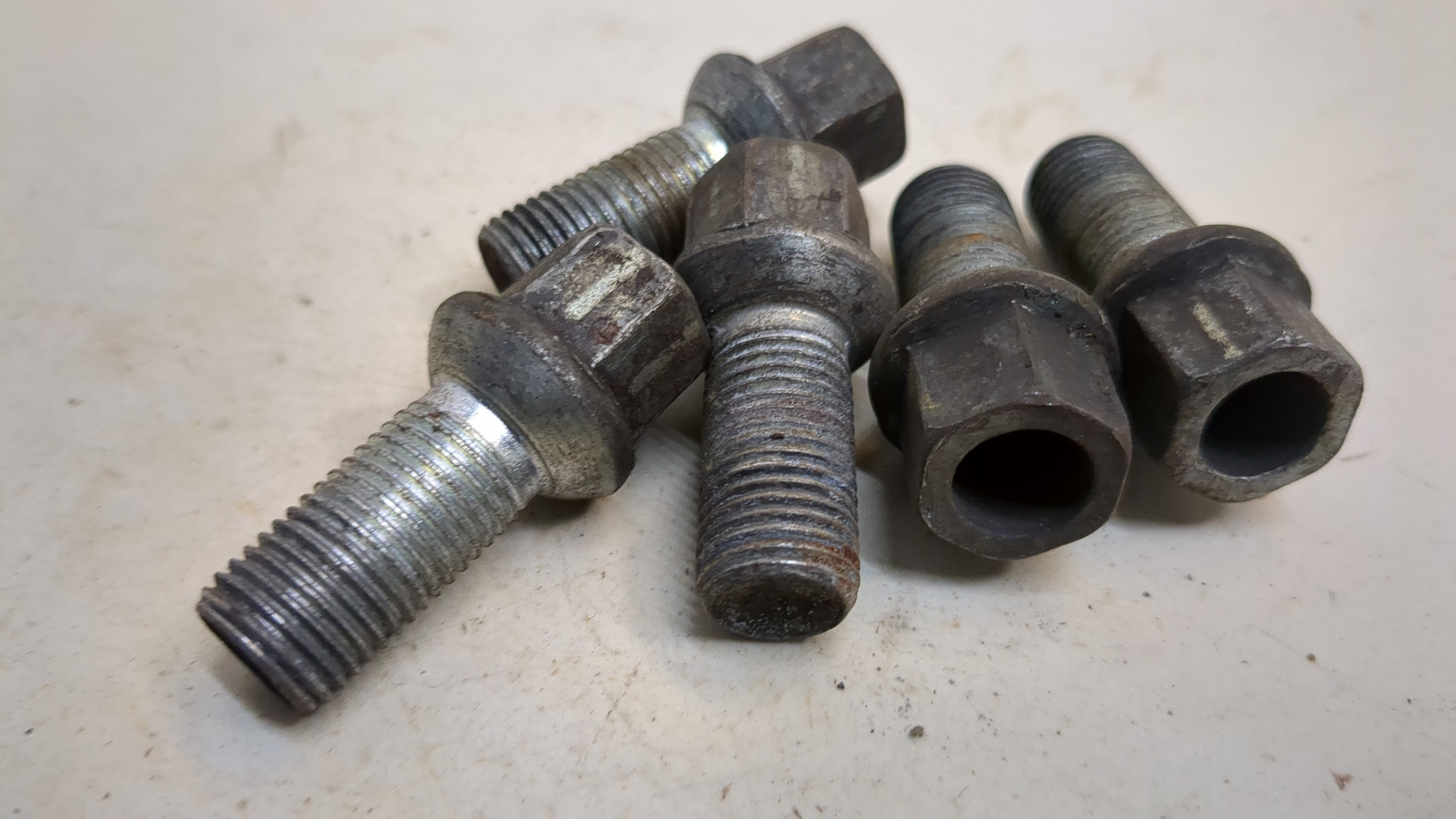 Болт колесный