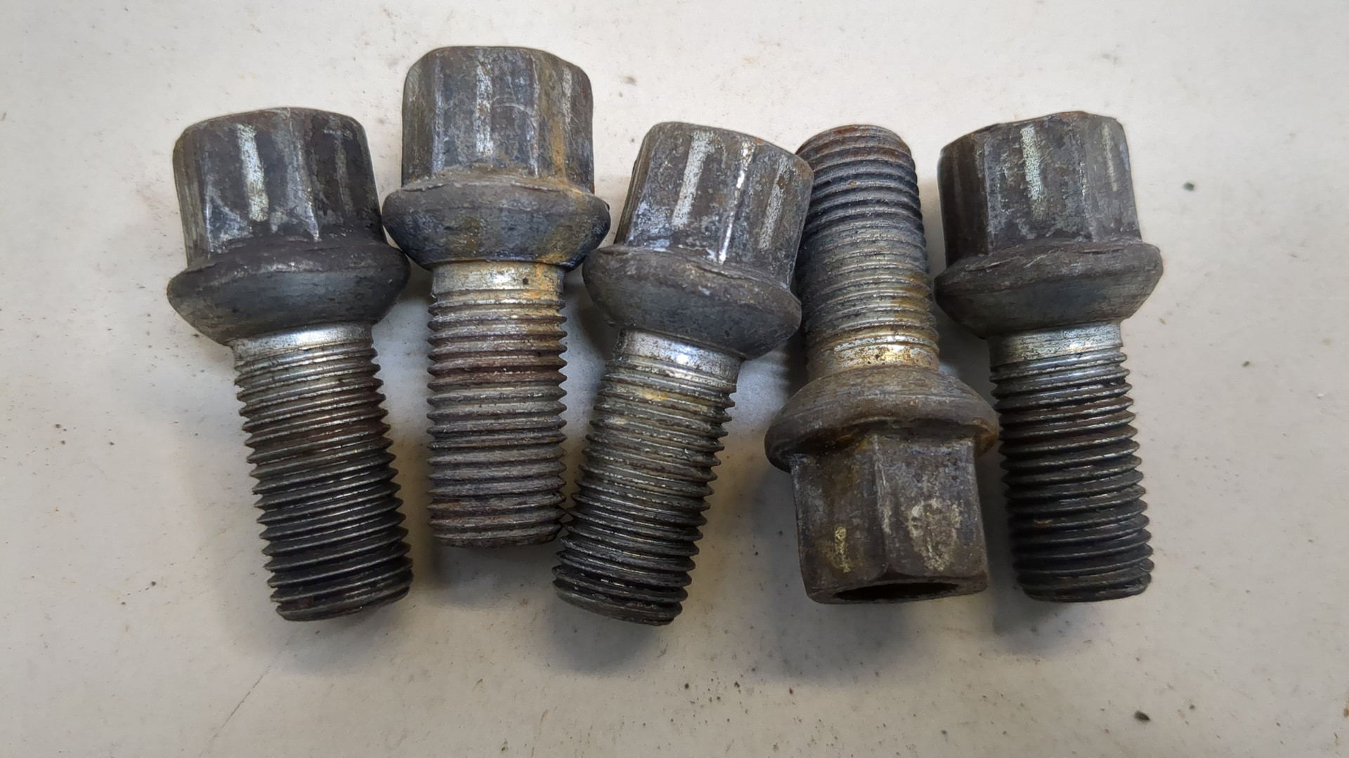 Болт колесный