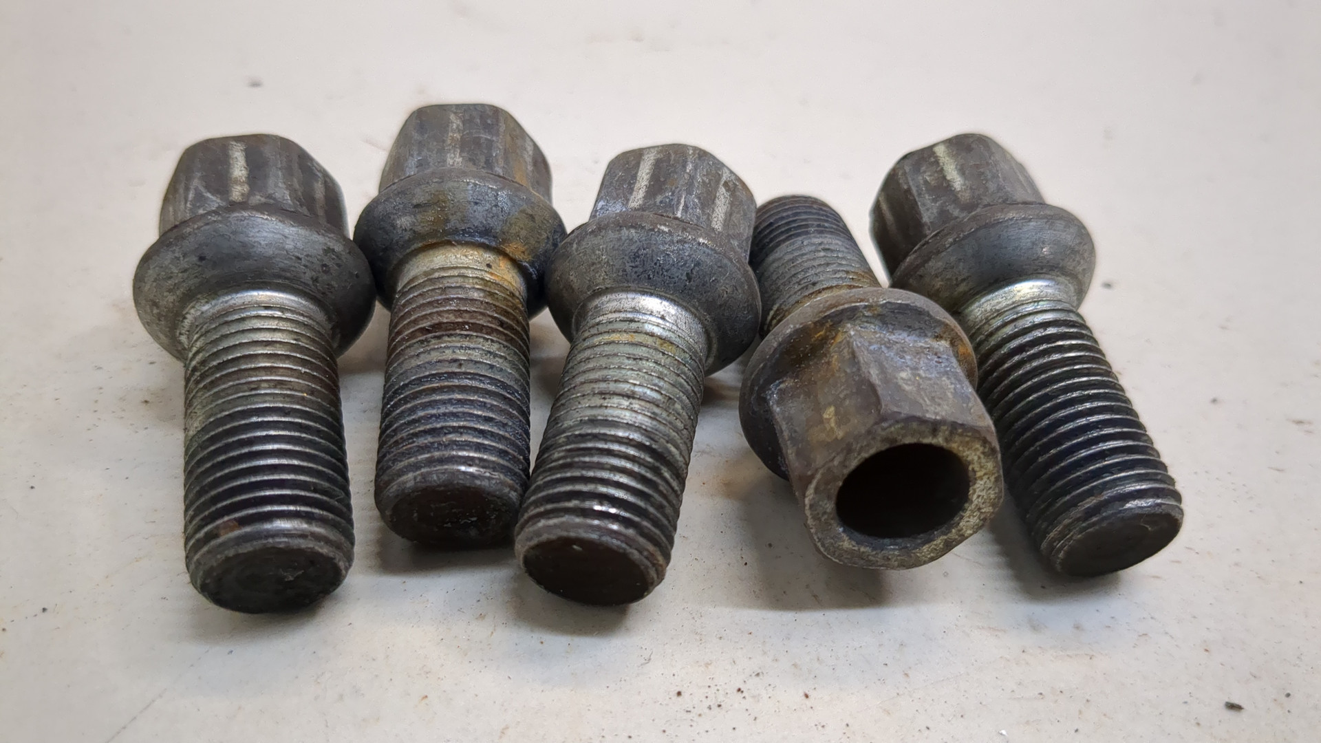 Болт колесный