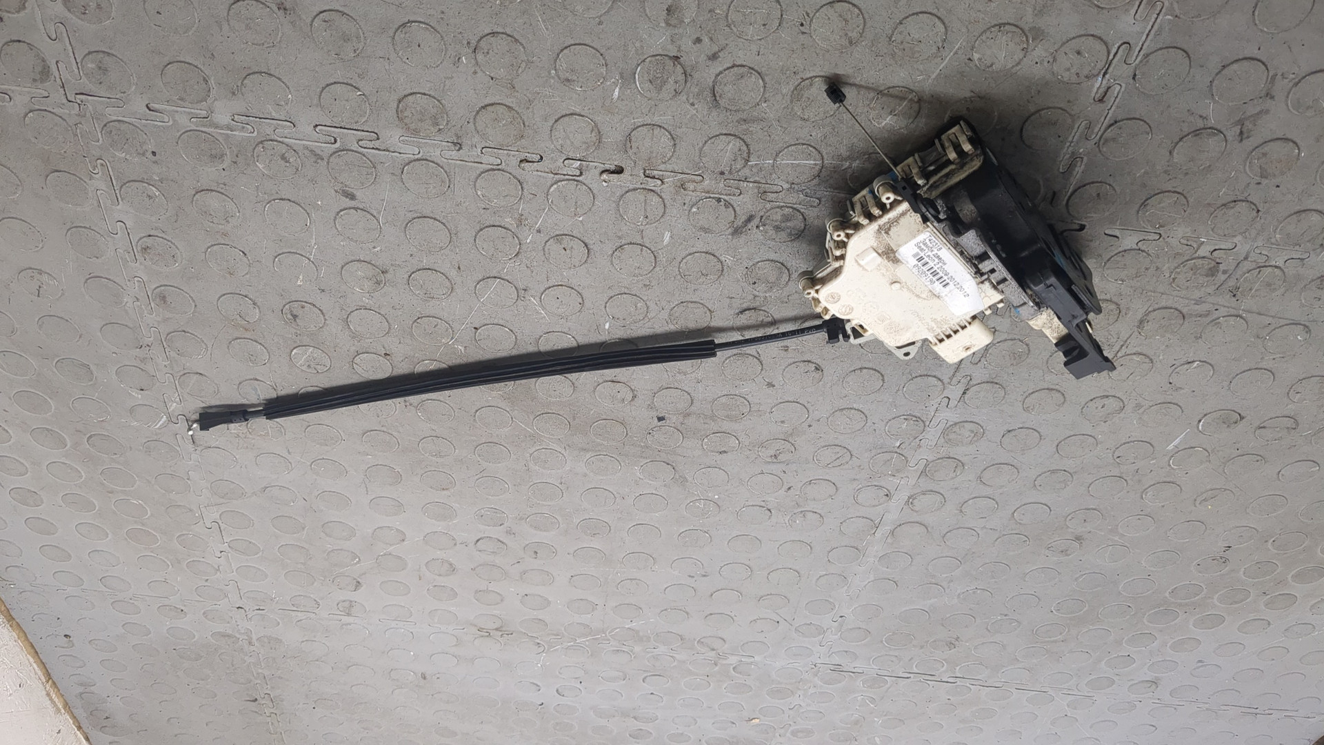 Замок двери передней левой