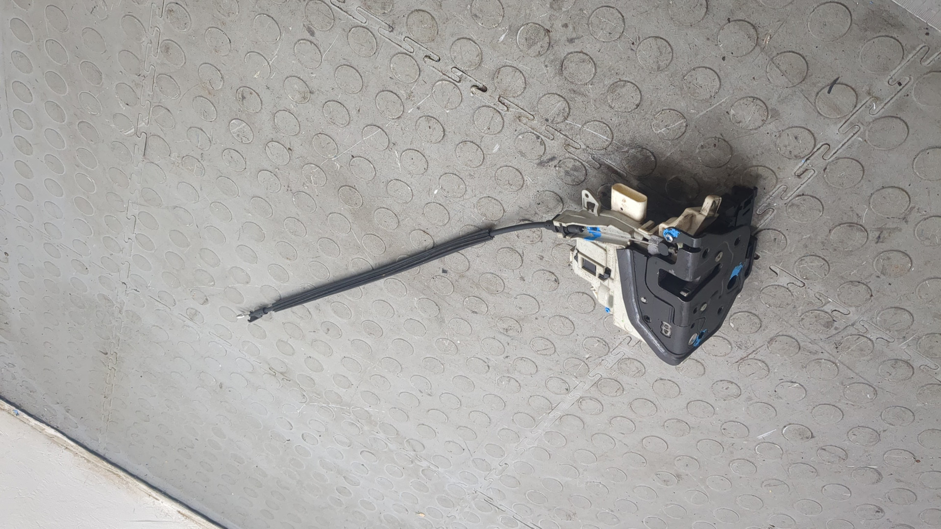 Замок двери передней левой