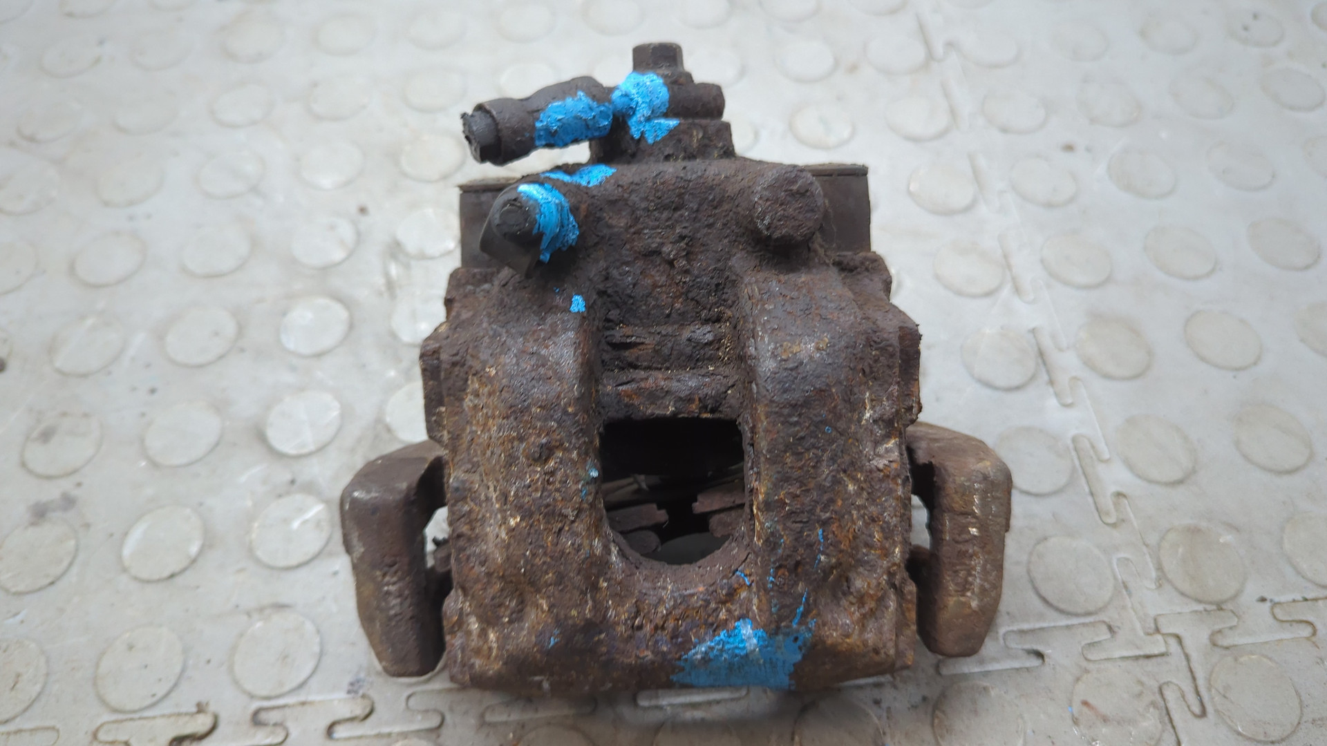 Суппорт задний левый