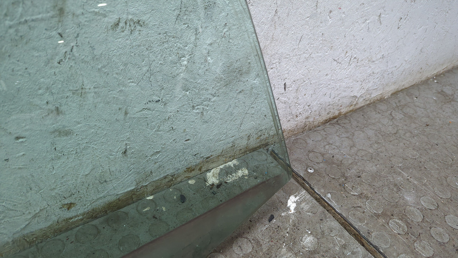 Стекло двери передней правой