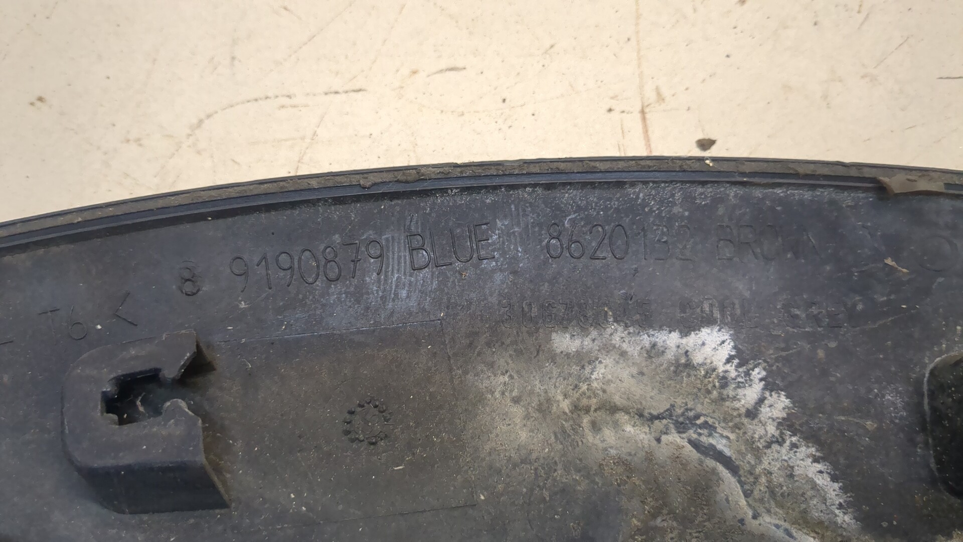 Накладка переднего крыла левого