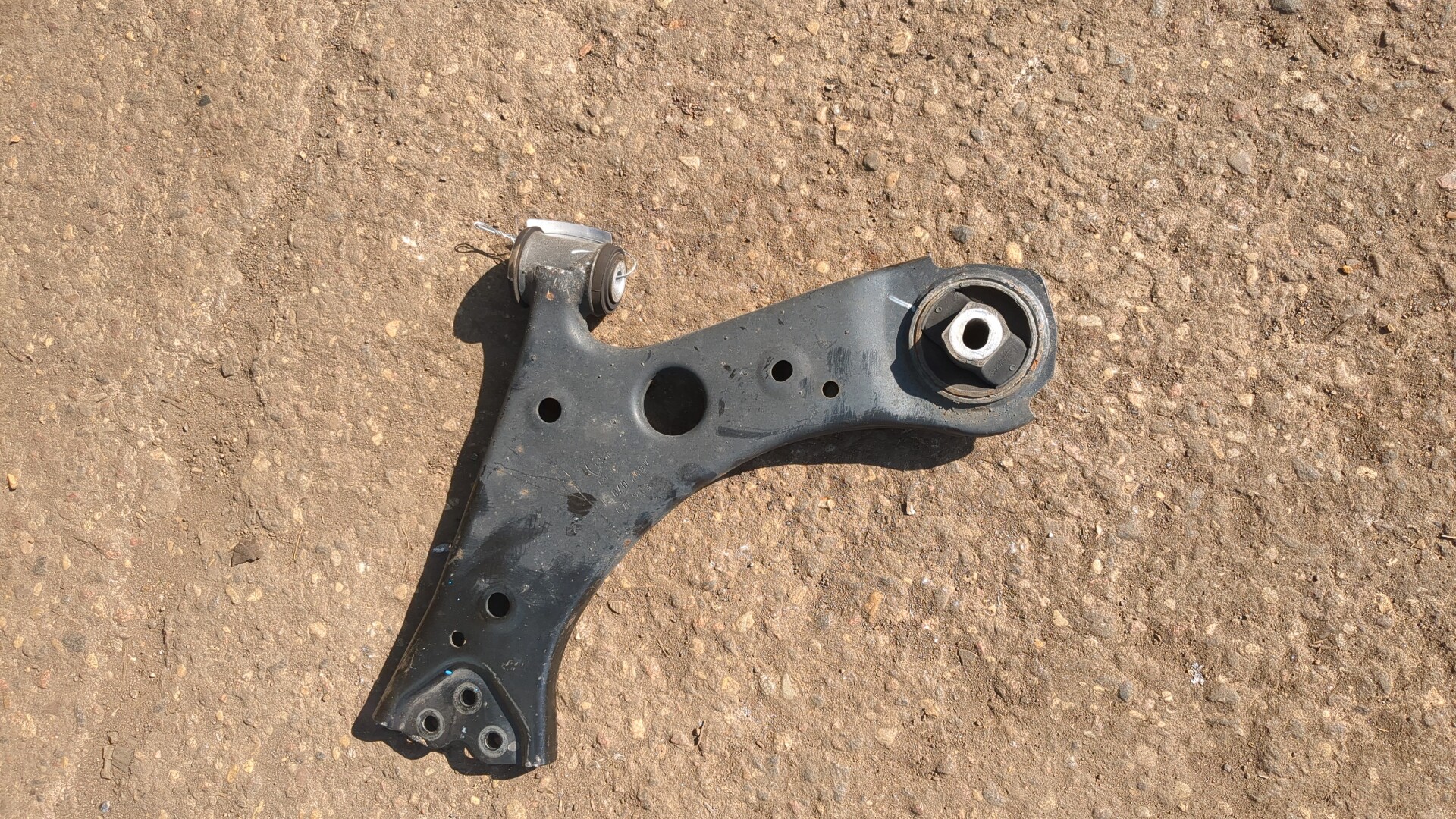 Рычаг передний левый