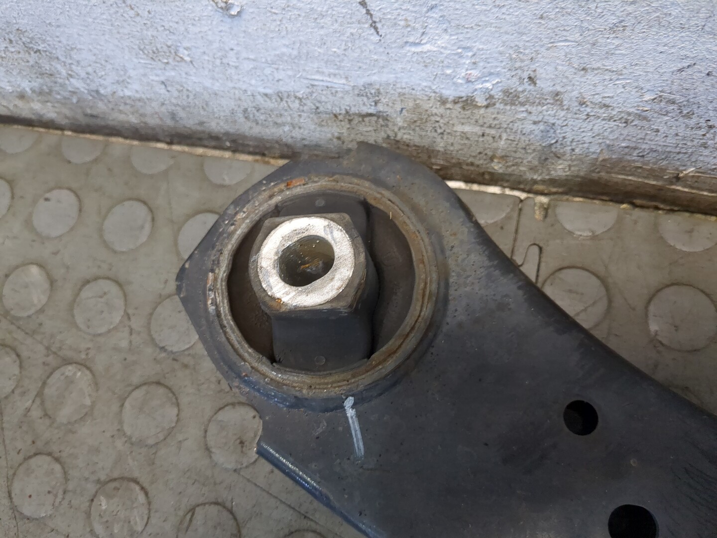 Рычаг передний левый