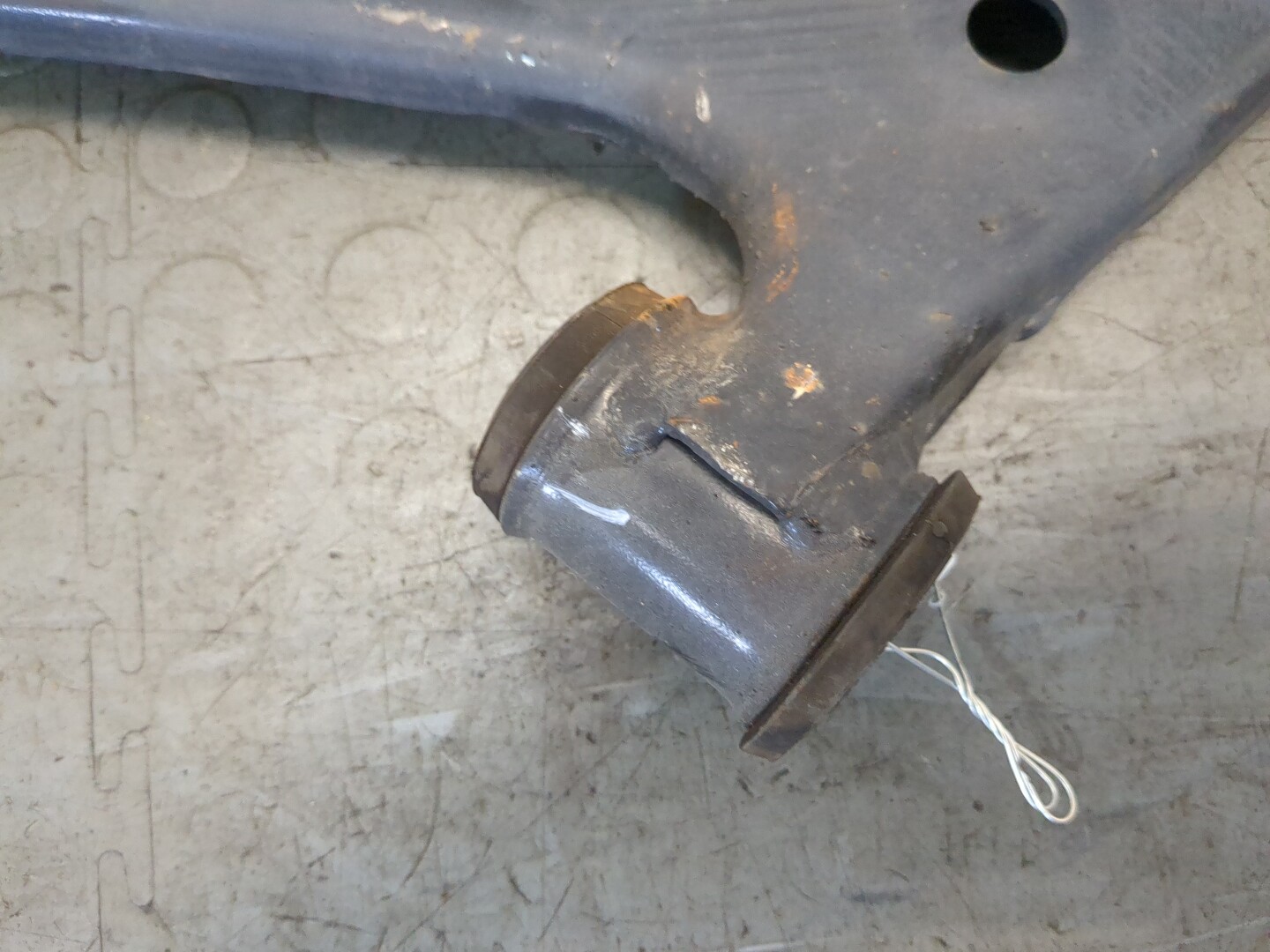 Рычаг передний левый