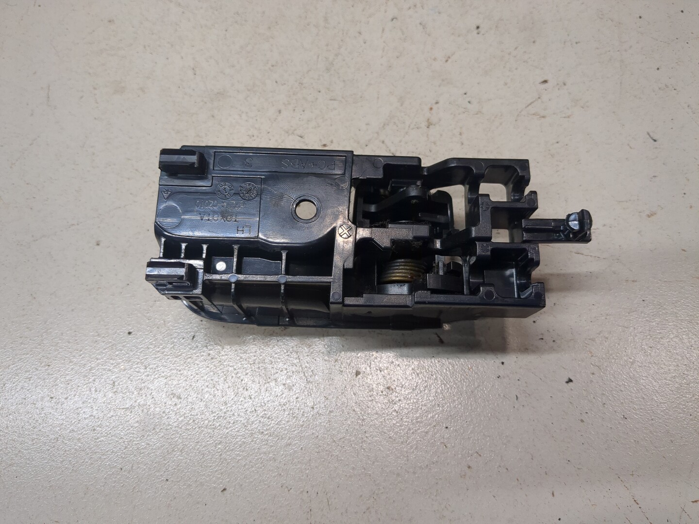 Ручка двери передней внутренняя левая