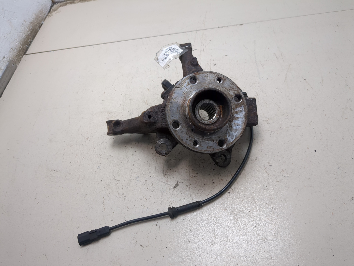 Кулак поворотный передний левый