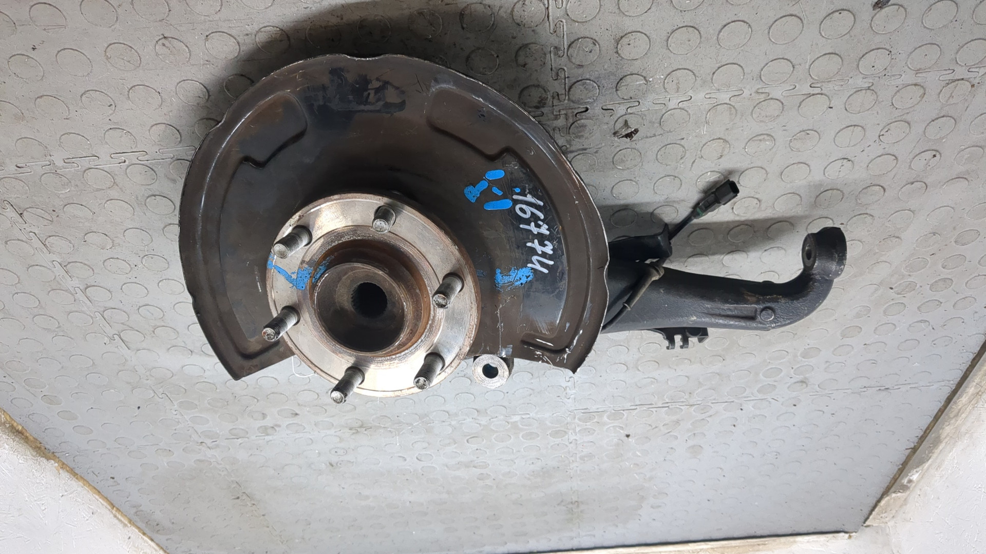 Кулак поворотный передний левый